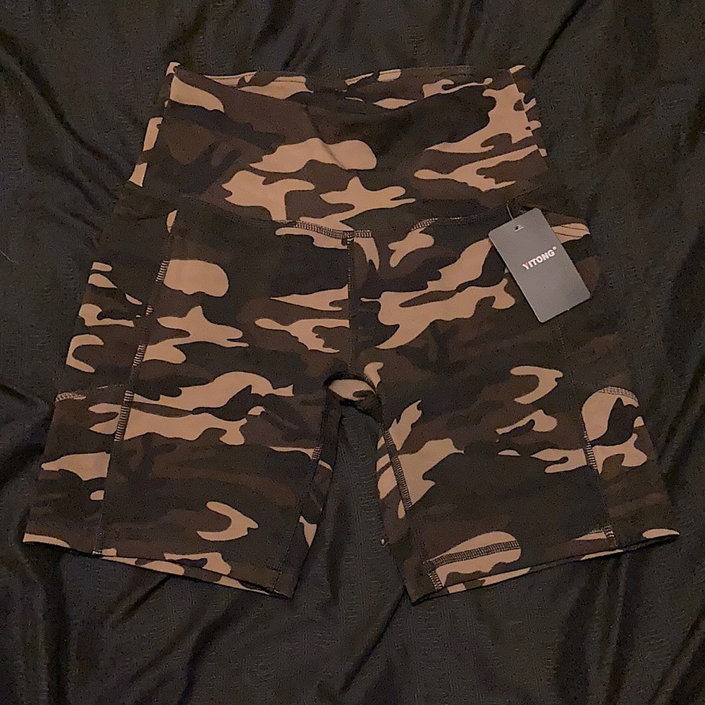 Camo athletic biker shorts with pockets
